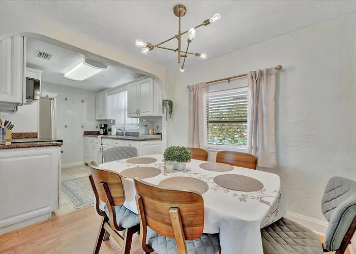 Watch The Dolphins Waterview 2-bed Heated Pool Apartment Clearwater Beach