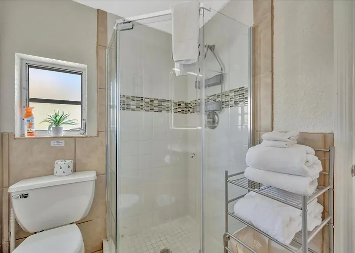 Watch The Dolphins Waterview 2-bed Heated Pool Apartment *