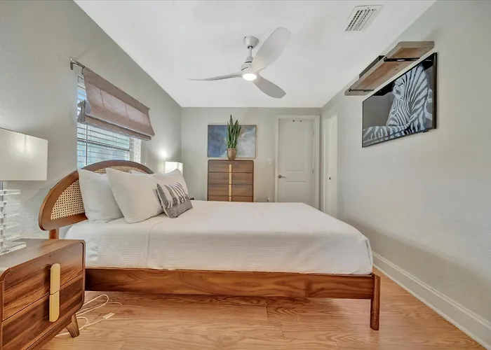 Watch The Dolphins Waterview 2-bed Heated Pool Apartment