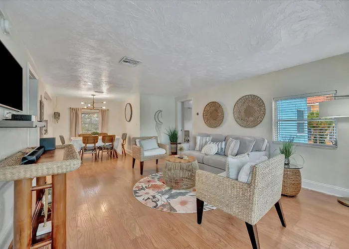 Watch The Dolphins Waterview 2-bed Heated Pool Apartment *